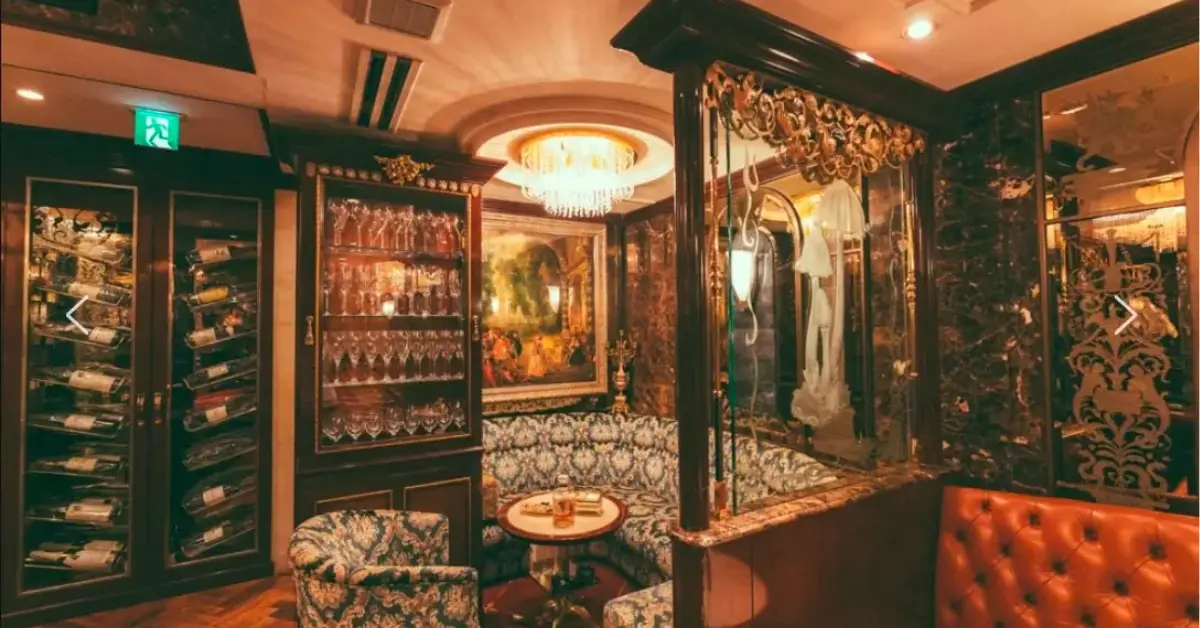 銀座リエ（利恵）のメインフロアを通路側から撮影した店内内装