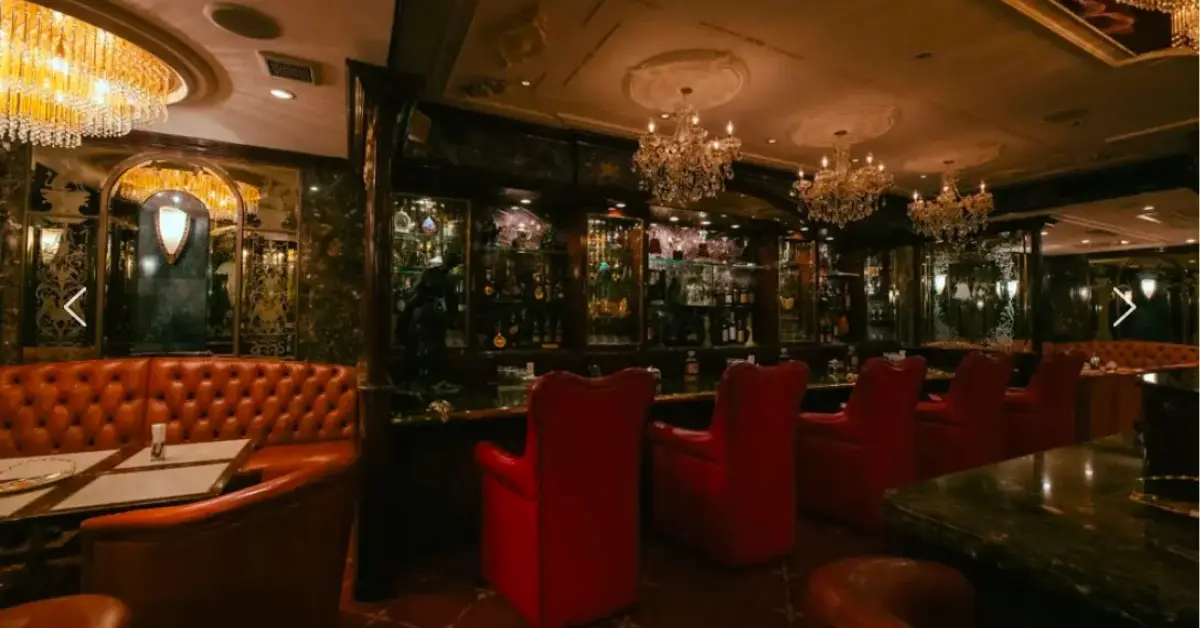 銀座リエ（利恵）のメインフロアカウンターを撮影した店内内装