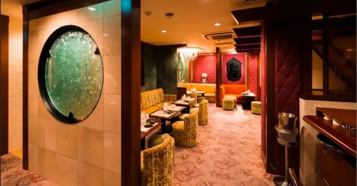 銀座リキュウ（利久）のメインフロアを通路側から撮影した店内内装