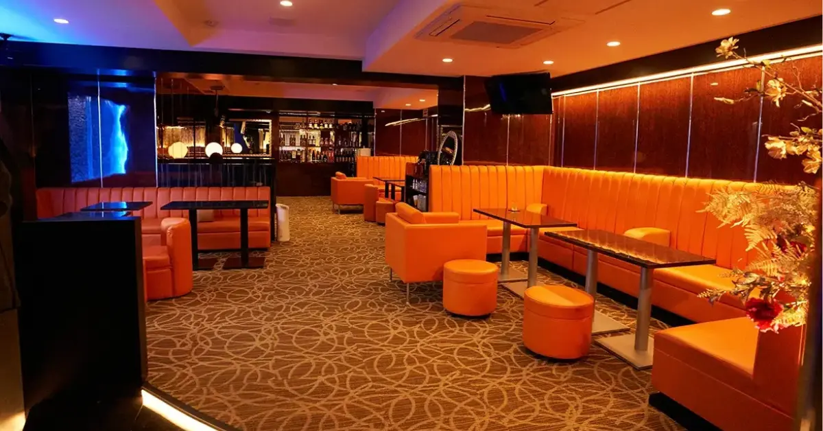 銀座リズ（Riz）のメインフロアを通路側から撮影した店内内装