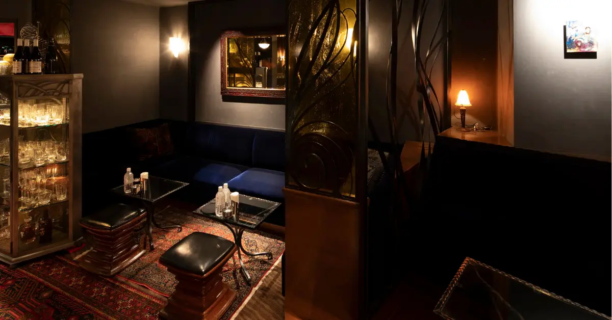 銀座ランデル（RUNDELL）のメインフロアを通路側から撮影した店内内装