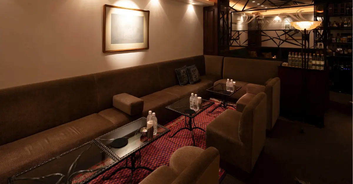 銀座ランデル（RUNDELL）のメインフロアを撮影した店内内装