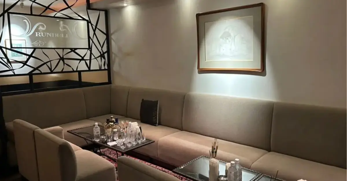 銀座ランデル（RUNDELL）のメインフロアをソファ側から撮影した店内内装