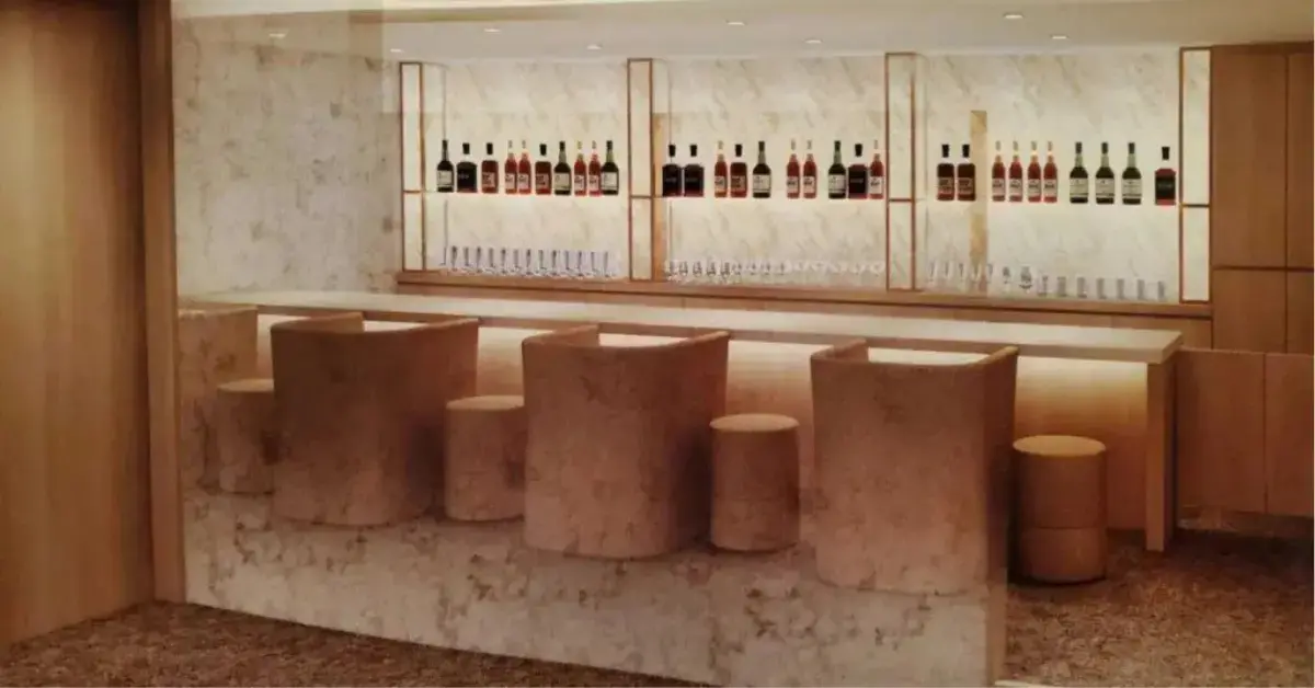 銀座サク（朔）のカウンターを撮影した店内内装