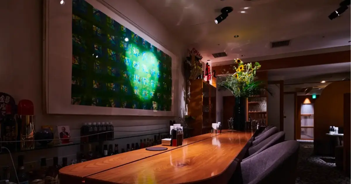 銀座サロン（Salon）のカウンターを撮影した店内内装