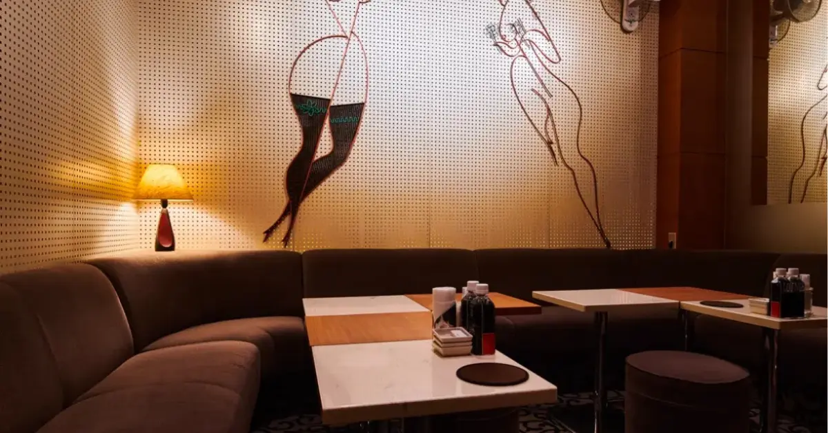 銀座サロン（Salon）のメインフロアをテーブル側から撮影した店内内装