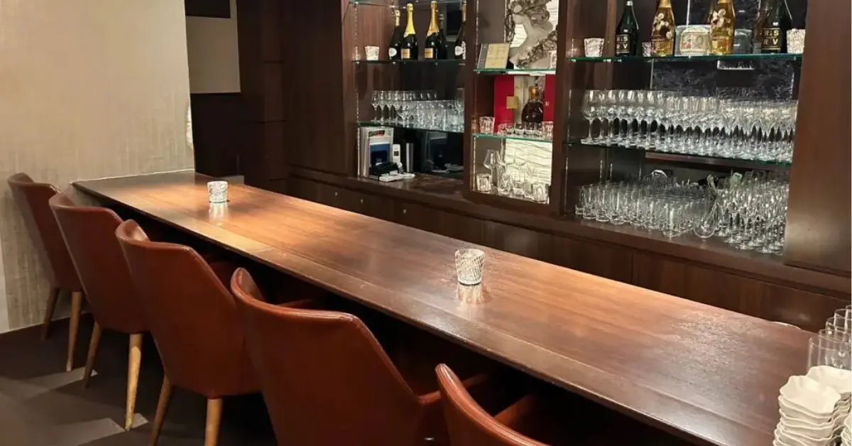 銀座ササキ（笹木）のカウンターを撮影した店内内装