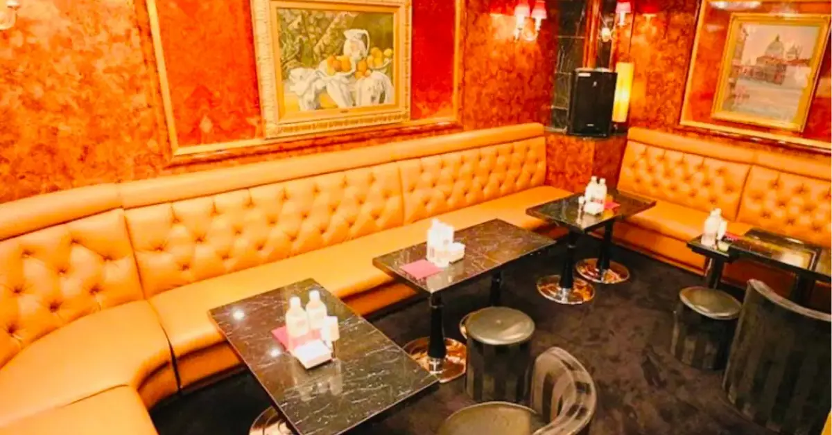 銀座セナ（SENA）のメインフロアをソファ側から撮影した店内内装