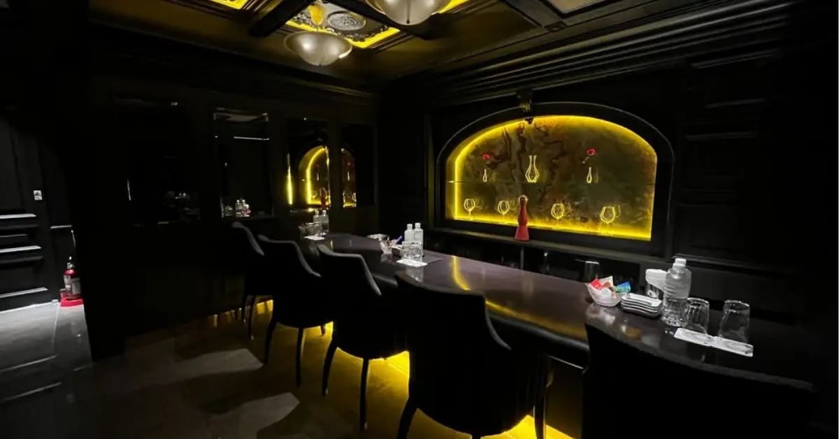 銀座スバル（昴）のカウンターを撮影した店内内装