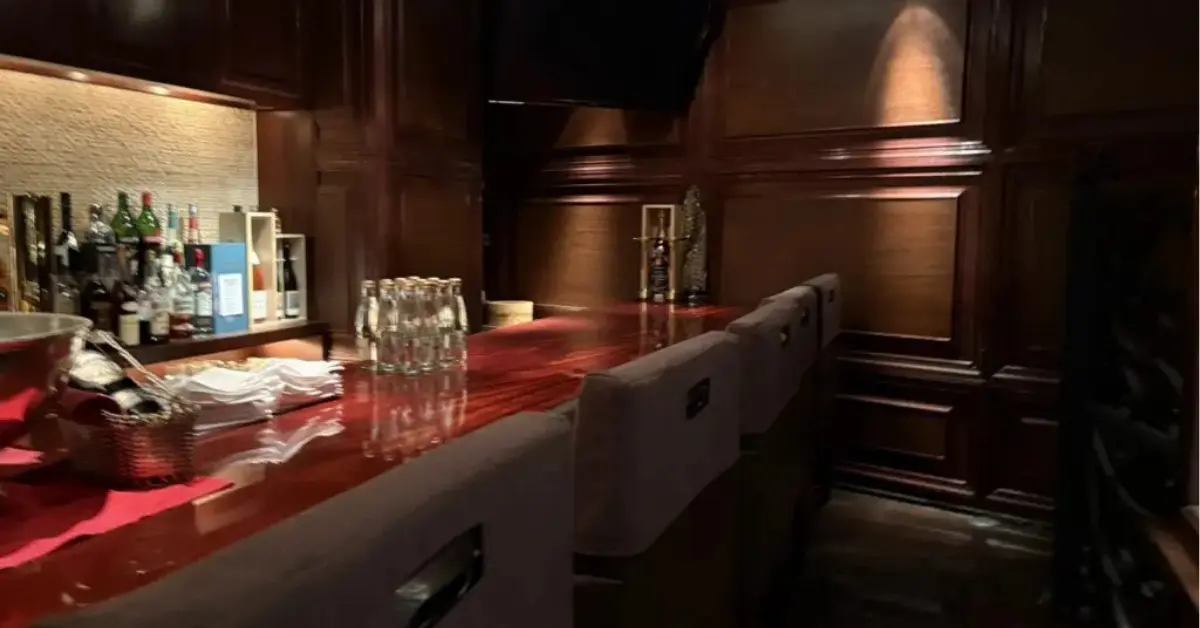 銀座テアランデル（THEA RUNDELL）のカウンターを撮影した店内内装