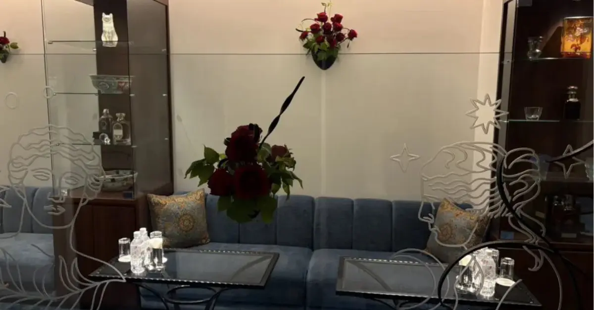 銀座テアランデル（THEA RUNDELL）のメインフロアを通路側から撮影した店内内装