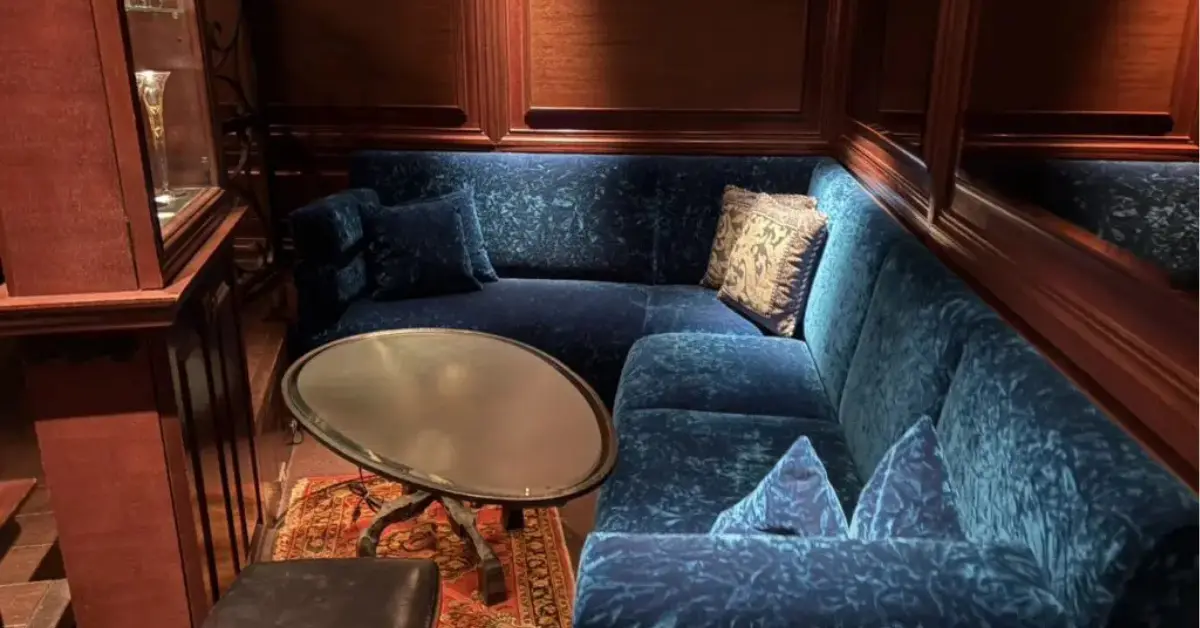 銀座テアランデル（THEA RUNDELL）のメインフロアをソファ側から撮影した店内内装