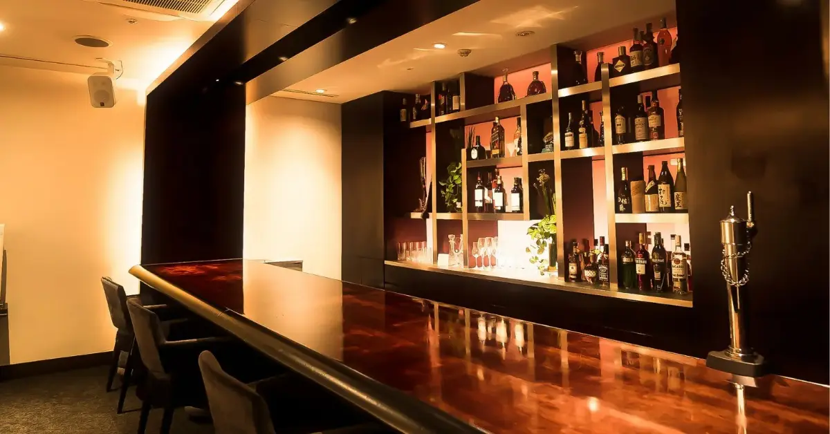 銀座トウドウ（藤堂）のカウンターを撮影した店内内装