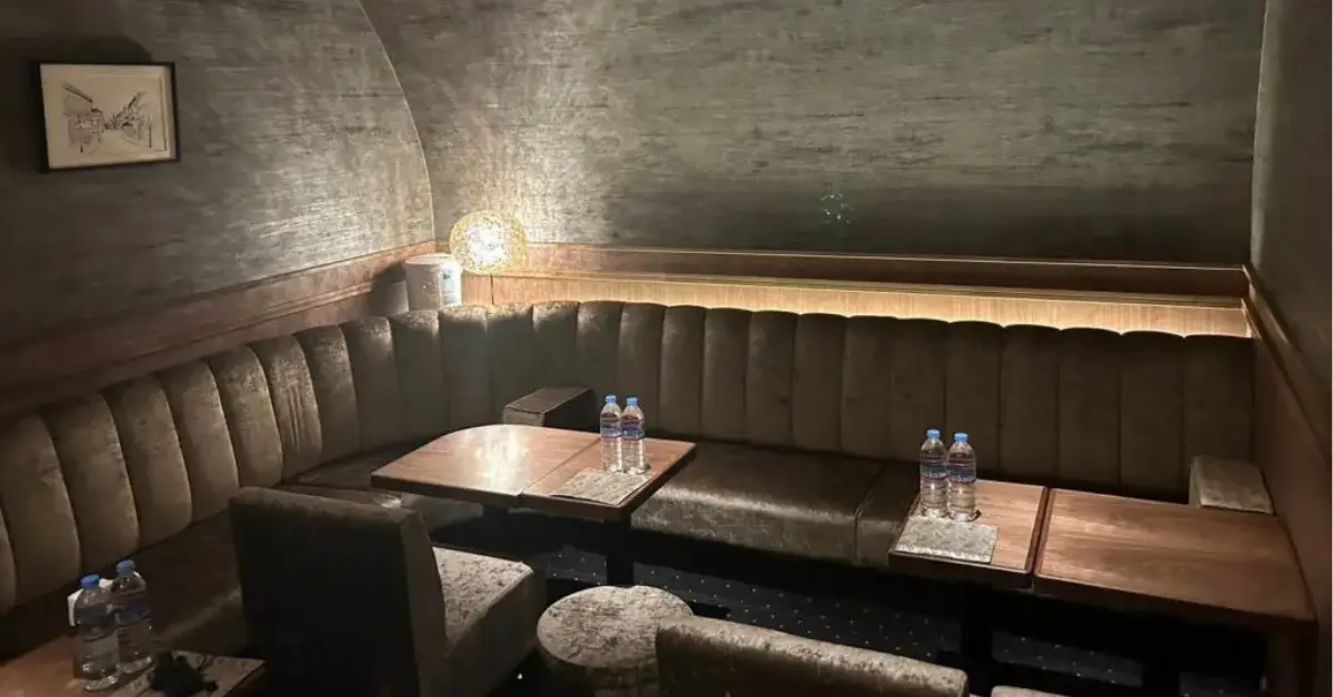 銀座ヴィダ（Vida）のメインフロアをソファ側から撮影した店内内装