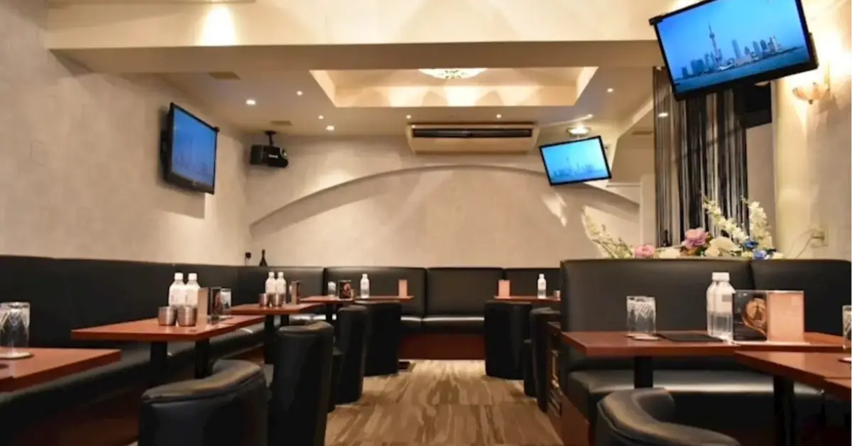 銀座ゼノ（XENO）のメインフロアを通路側から撮影した店内内装