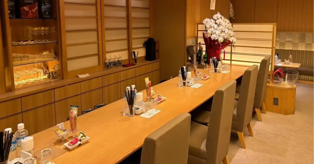 銀座ヤナギ（柳）のカウンターを撮影した店内内装