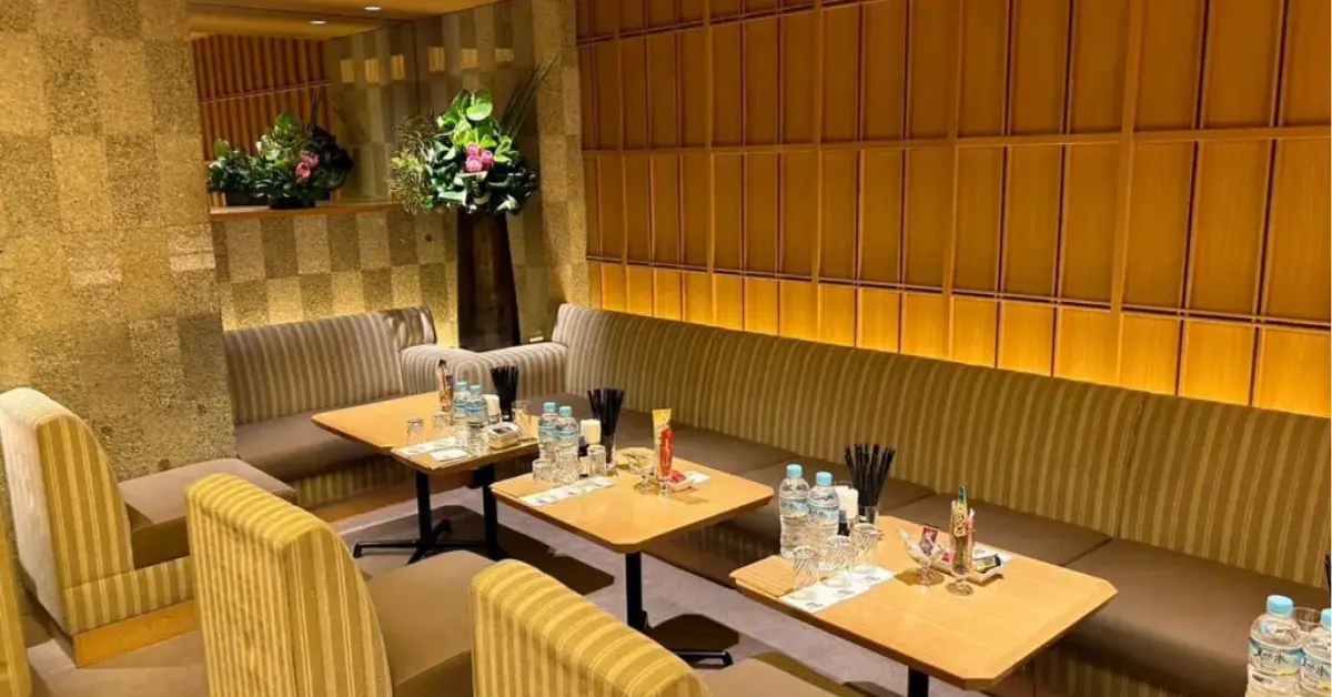 銀座ヤナギ（柳）のメインフロアをテーブル側から撮影した店内内装