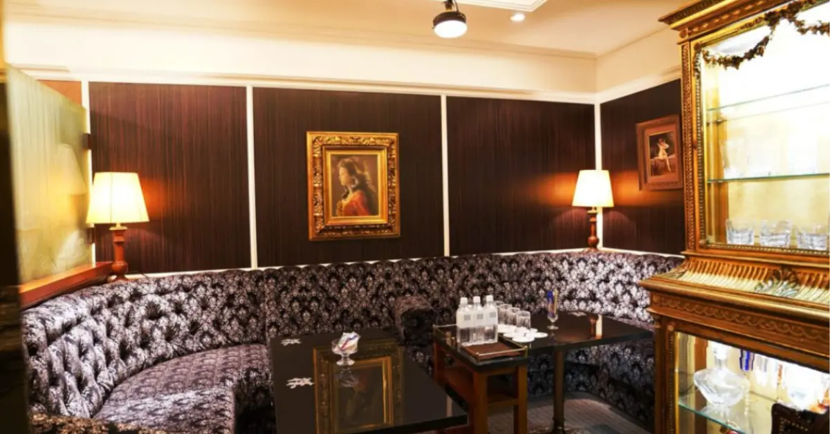 銀座ユズリハ（楪）のメインフロアをソファ側から撮影した店内内装