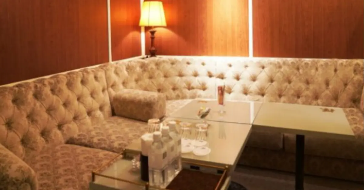 銀座ユズリハ（楪）のメインフロアをテーブル側から撮影した店内内装