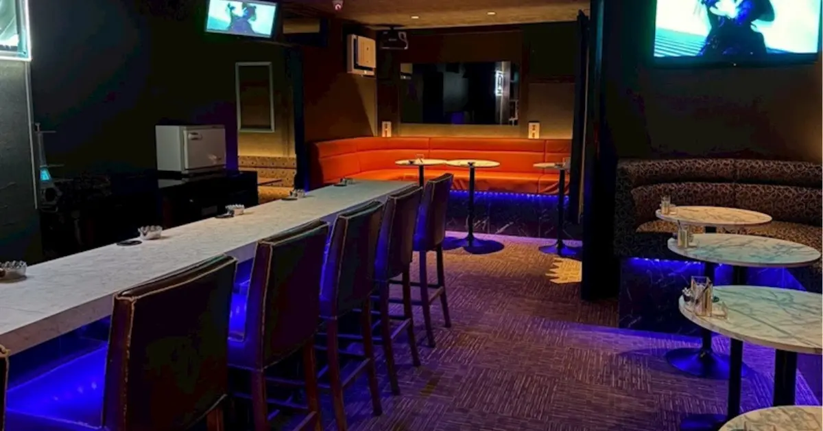 船橋 アテナ（ATHENA）のメインフロアの通路側を撮影した店内内装