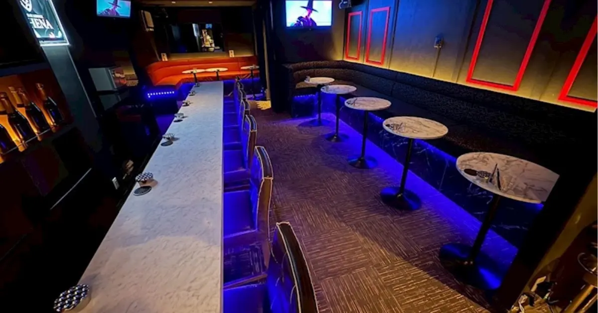 船橋 アテナ（ATHENA）のメインフロアをソファ側から撮影した店内内装