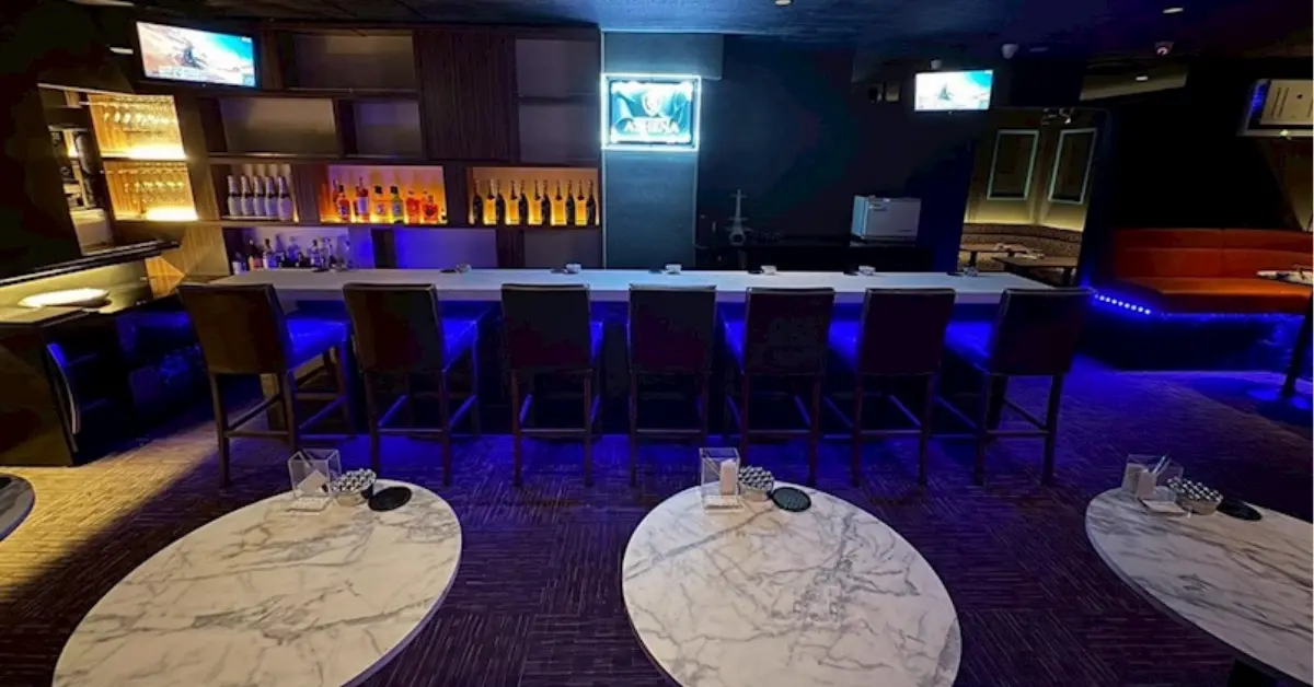 船橋 アテナ（ATHENA）のメインフロアをソファ側から撮影