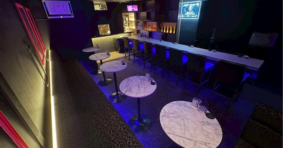 船橋 アテナ（ATHENA）のメインフロアをテーブル側から撮影した店内内装