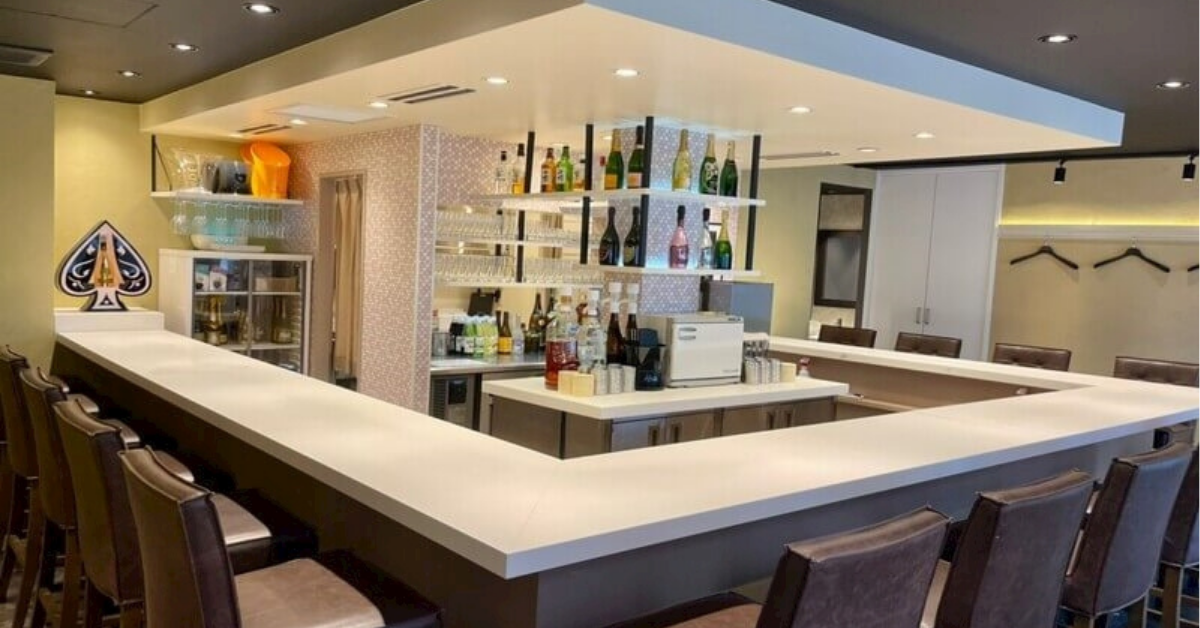 船橋アズ（AZ）のメインフロアの通路側を撮影した店内内装