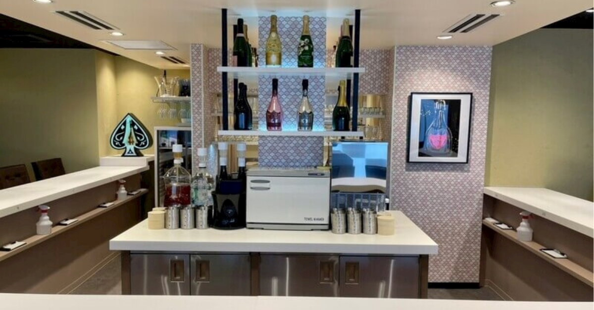 船橋アズ（AZ）のメインフロアのカウンターを撮影した店内内装