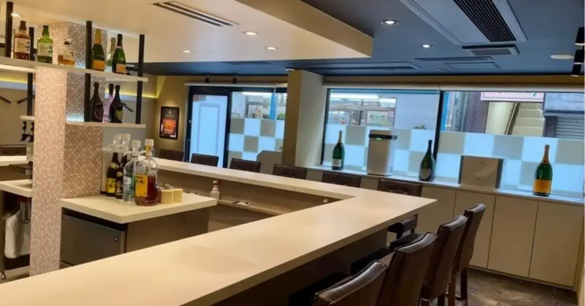 船橋アズ（AZ）のメインフロアをソファ側から撮影した店内内装