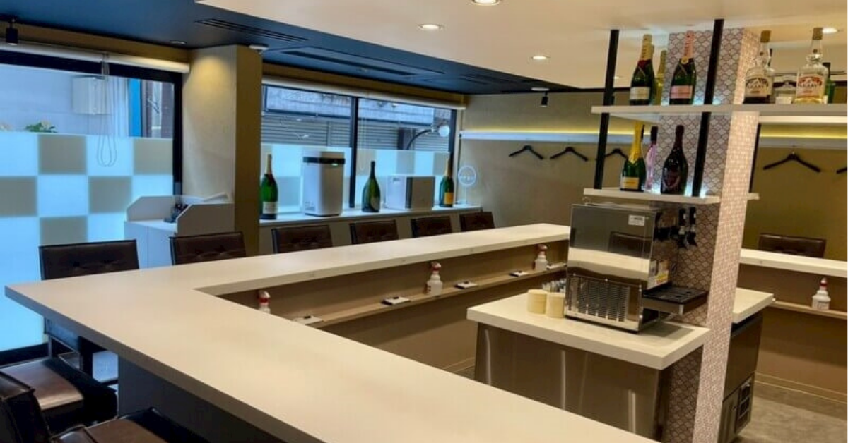 船橋アズ（AZ）のメインフロアをテーブル側から撮影した店内内装