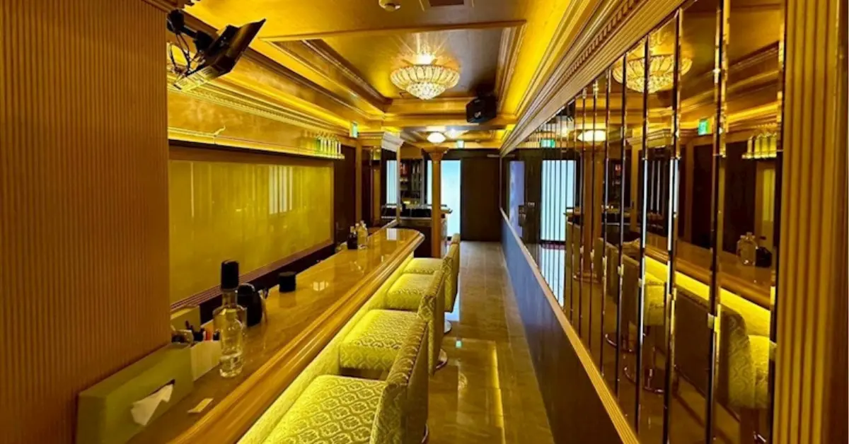 市川シルク（SILK）のメインフロアの中央側を撮影した店内内装