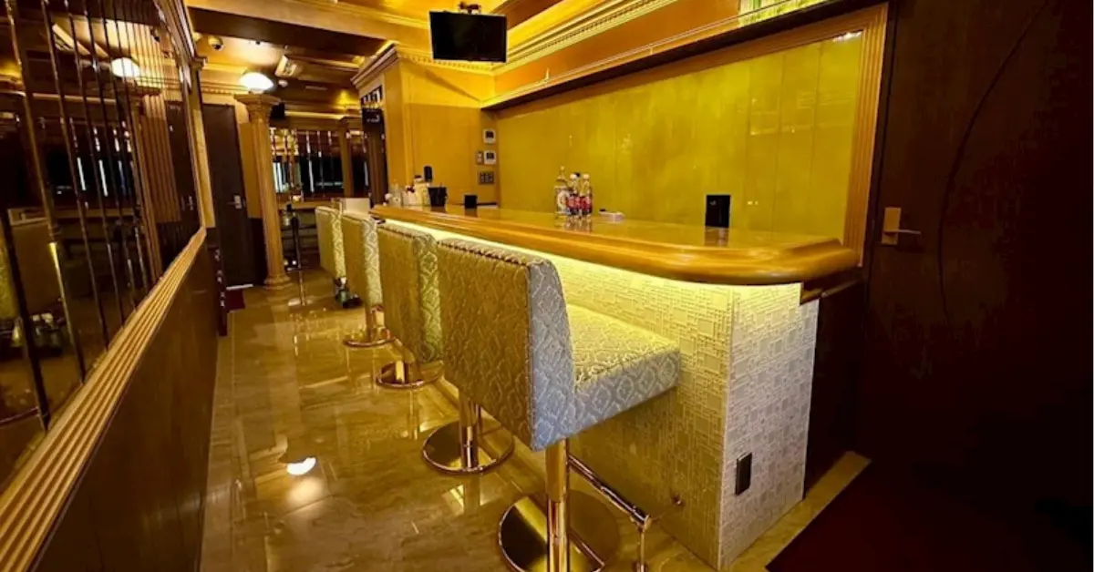 市川シルク（SILK）のメインフロアの通路側を撮影した店内内装