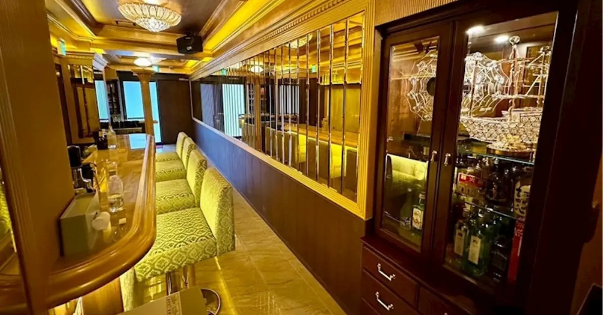 市川シルク（SILK）のメインフロアをテーブル側から撮影した店内内装