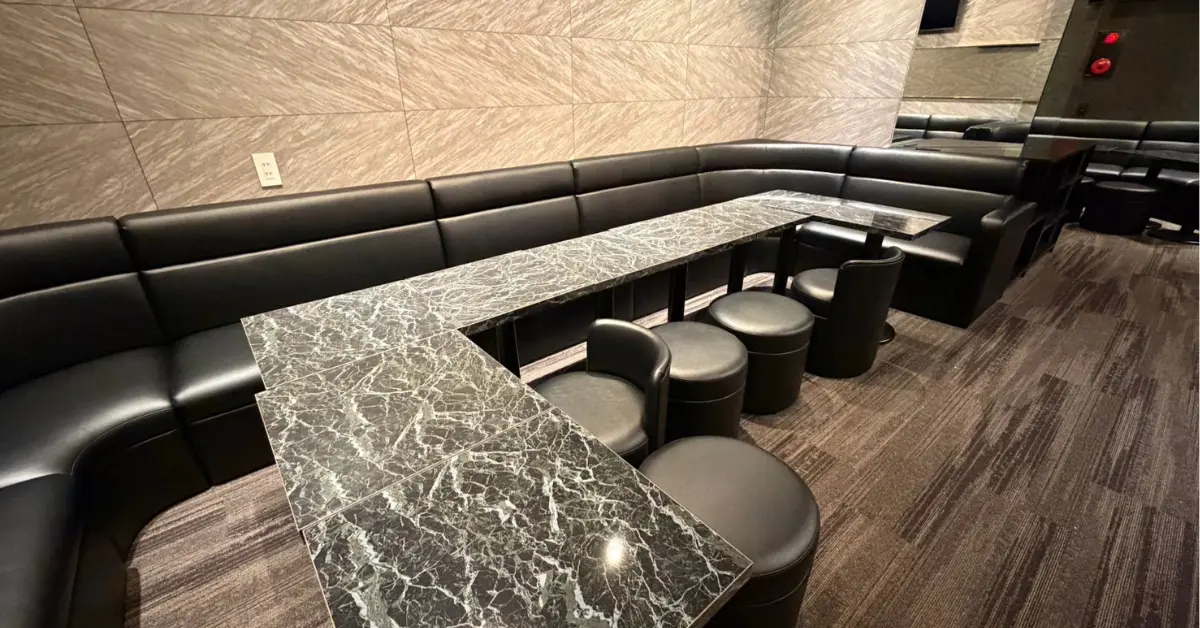 錦糸町レジテッド（RESITED）のメインフロアをテーブル側から撮影した店内内装