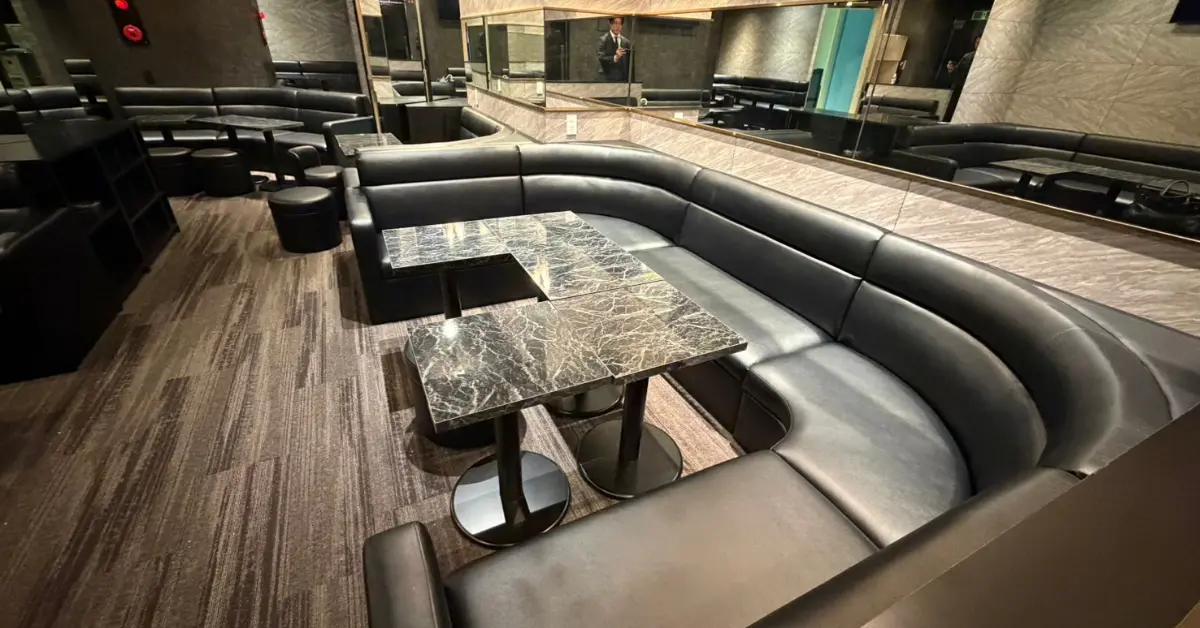 錦糸町レジテッド（RESITED）のメインフロアをソファ側から撮影