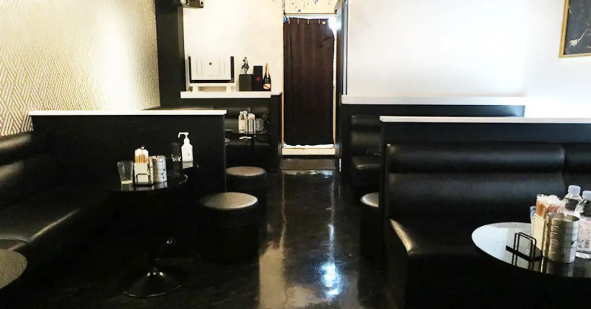 ｛練馬 サボ （SABO）｝のメインフロアをテーブル側から撮影した店内内装