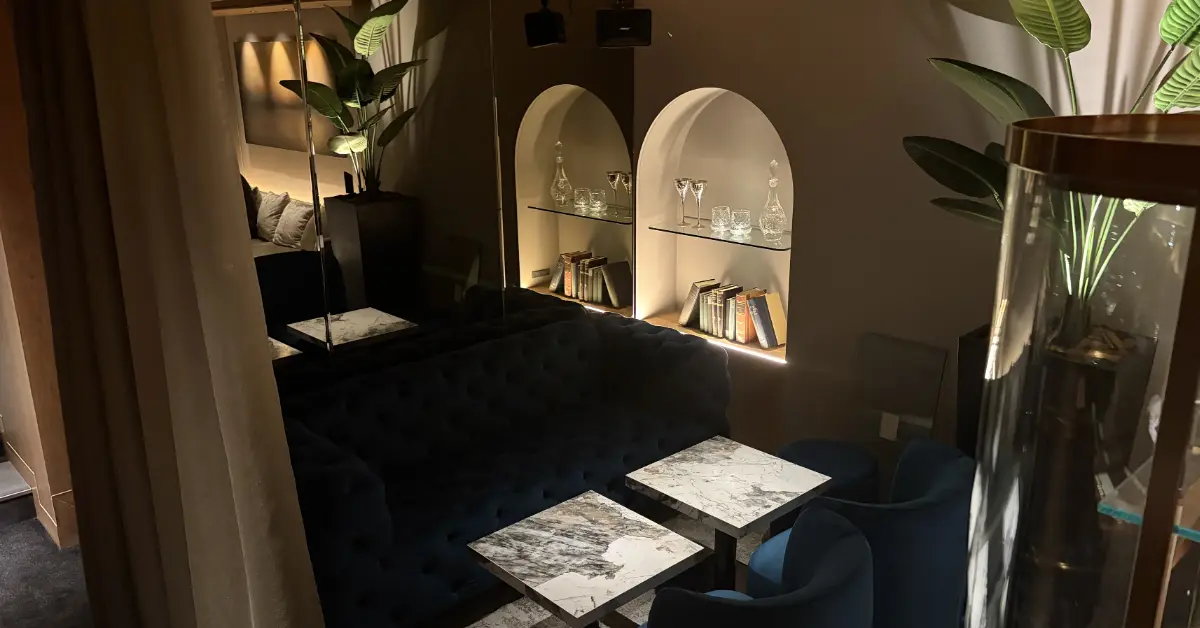 ｛六本木703（ナナマルサン）｝のメインフロアをテーグル側から撮影した店内内装