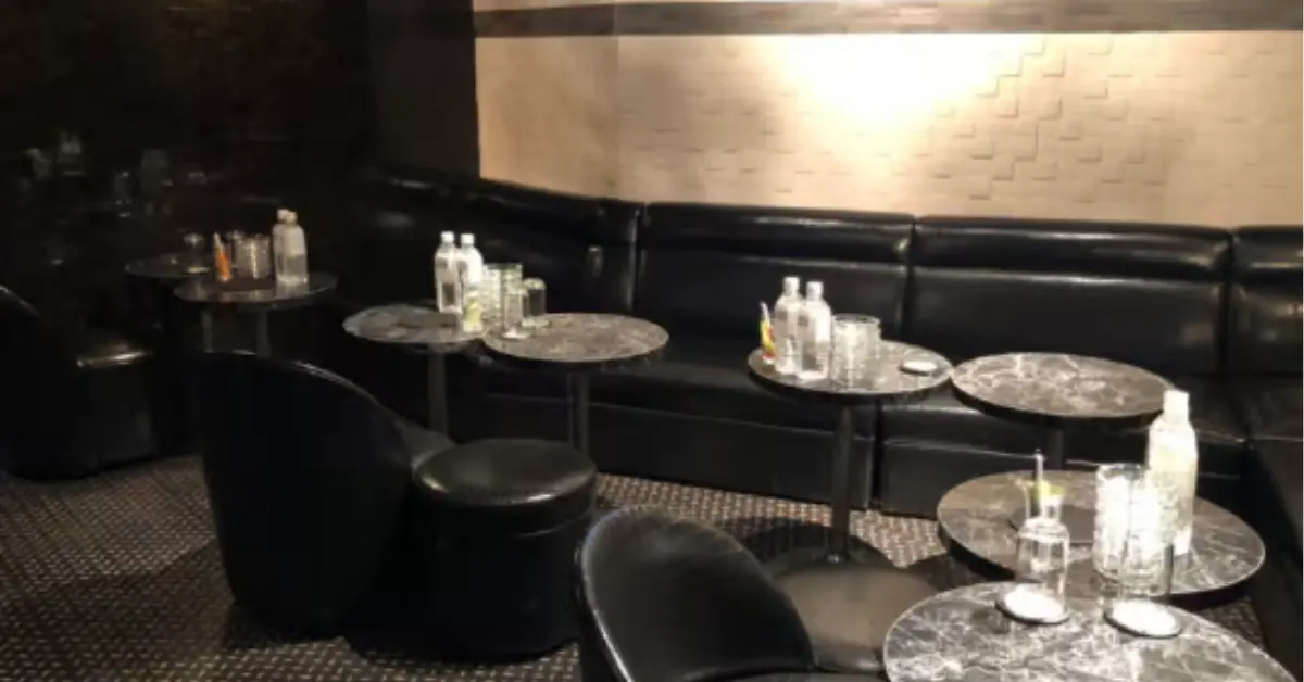 三軒茶屋 ガーデン （club GARDEN）のメインフロアをテーブル側から撮影した店内内装