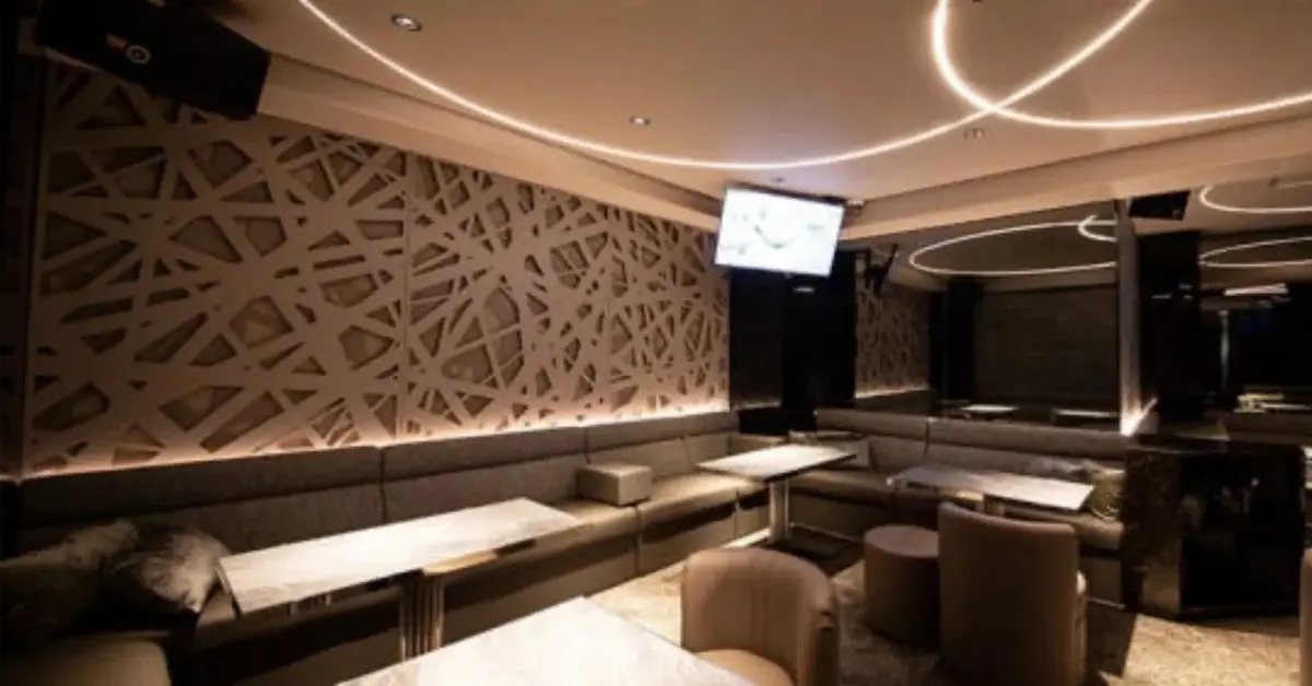 新橋ラウンジロイヤル（LOUNGE ROYAL）のメインフロアを撮影した店内内装