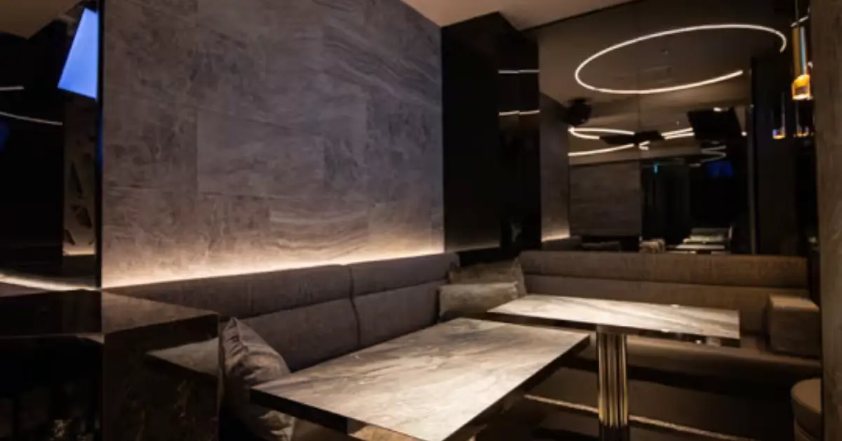 新橋ラウンジロイヤル（LOUNGE ROYAL）のメインフロアをテーブル側から撮影した店内内装