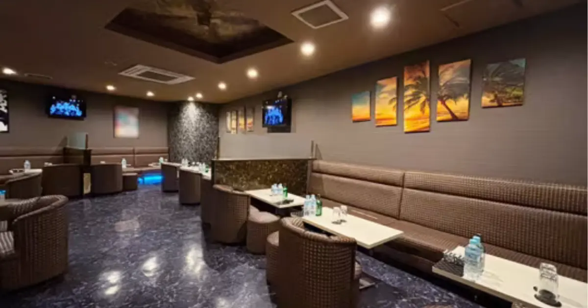 千葉 ノヴァ（club Nova）のメインフロアを通路側から撮影した店内内装