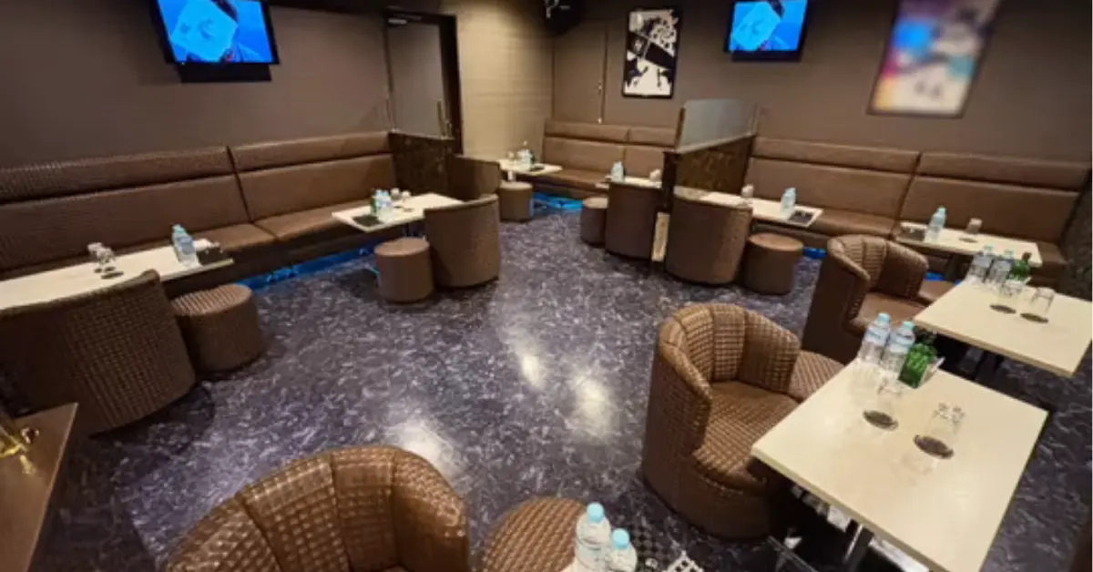 ｛千葉 ノヴァ（club Nova）｝のメインフロアをテーブル側から撮影した店内内装