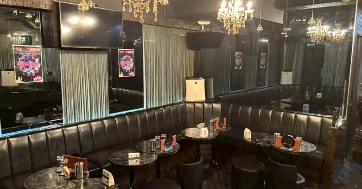 恵比寿アルージュ(Club Aluje)のメインフロアを通路側から撮影した店内内装