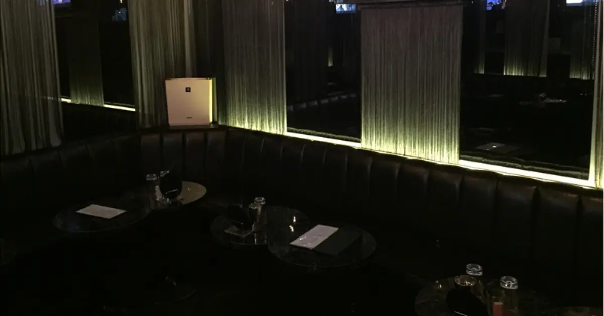 恵比寿アルージュ(Club Aluje)のメインフロアをソファ側から撮影した店内内装