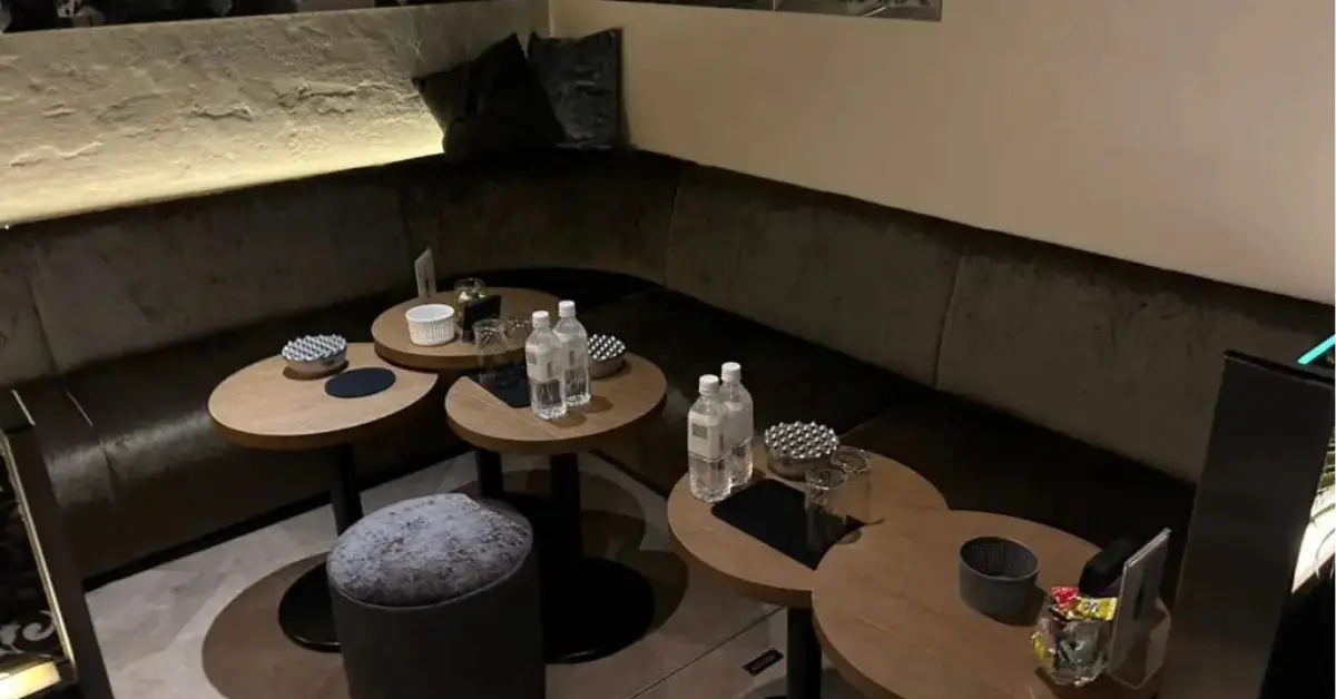 恵比寿ラヴィアス(LAVIAS)のメインフロアをテーブル側から撮影した店内内装