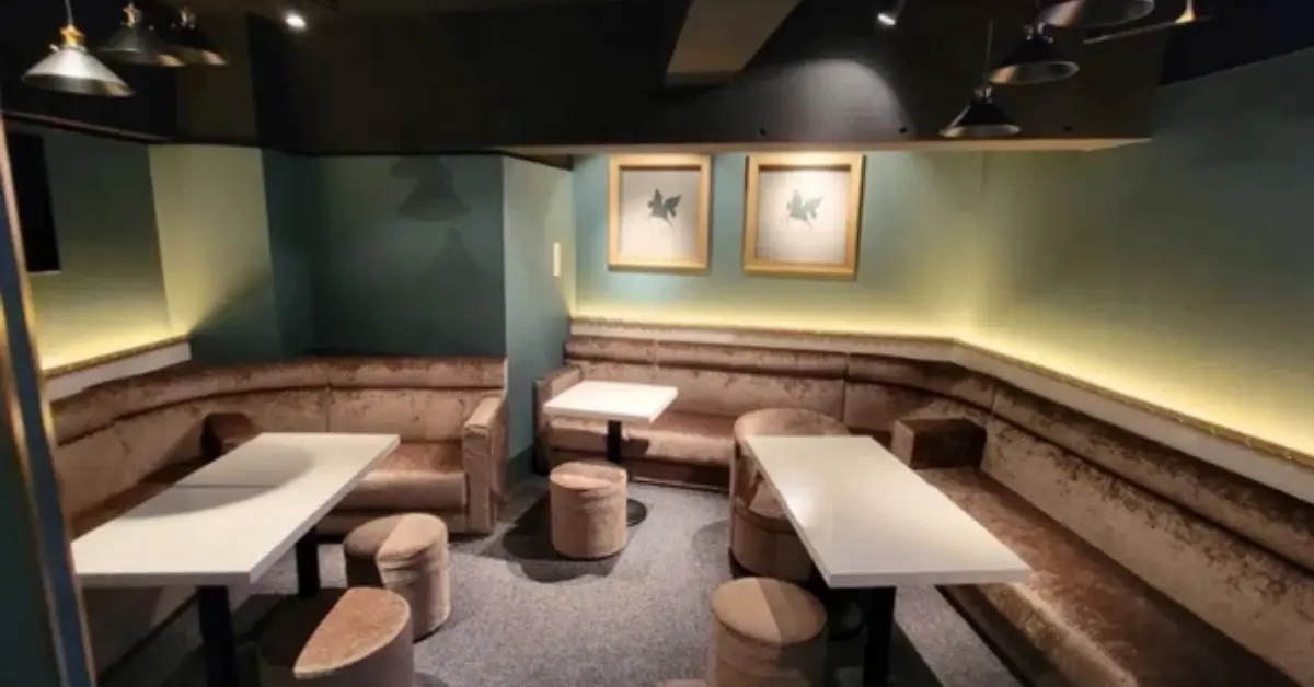 恵比寿ペガサスのメインフロアをテーブル側から撮影した店内内装