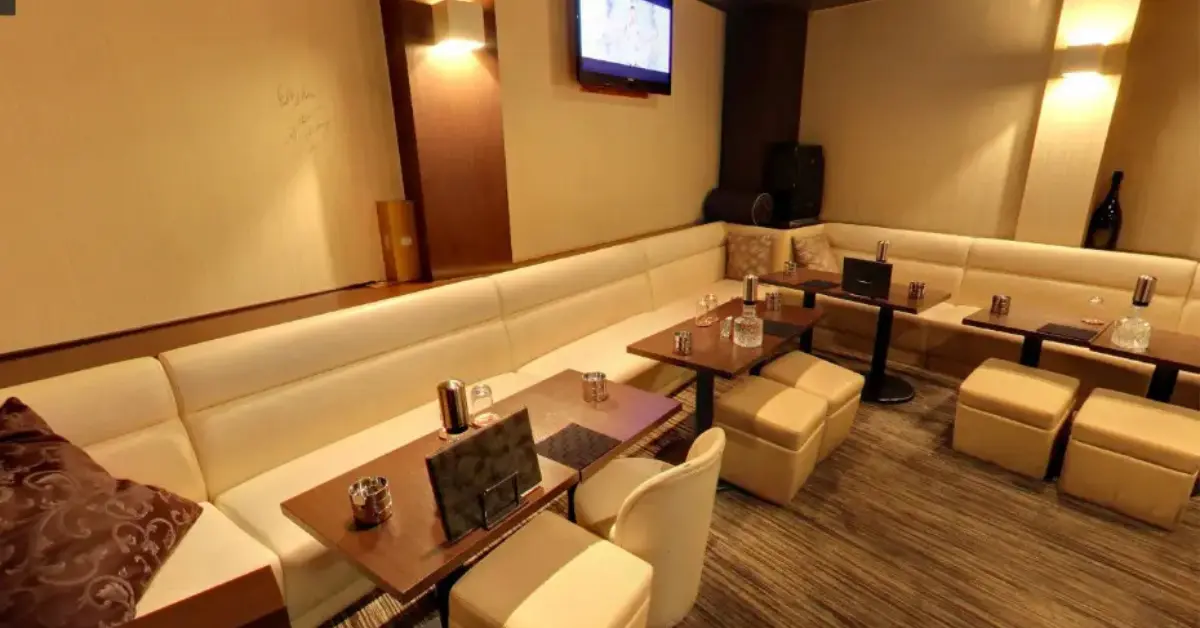 {恵比寿 プリズム (club prism)}のメインフロアを通路側から撮影した店内内装