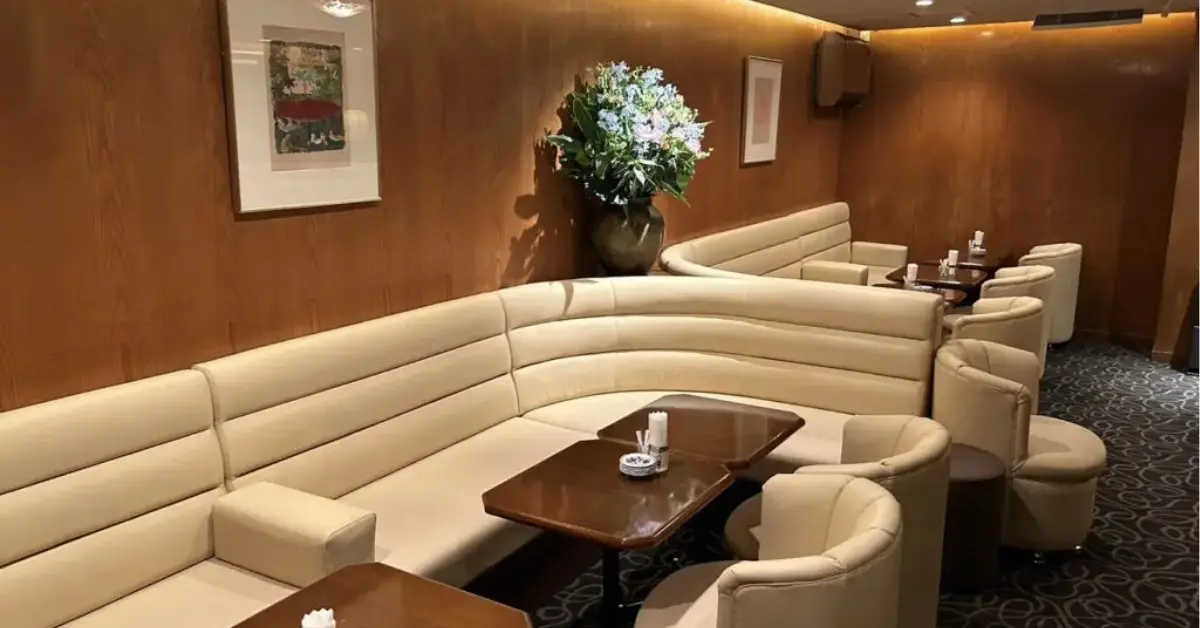 銀座アユカワ（あゆかわ）のメインフロアを撮影した店内内装