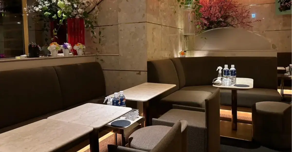 銀座バカラ（BACOARAT）のメインフロアをソファ側から撮影した店内内装